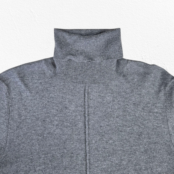CAbi Grey Turtleneck Front Pleat Long Sleeve Pullover Minimal Sweater Size Small - Picture 3 of 6